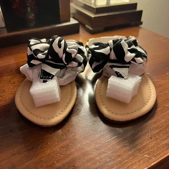 QQ Girls Toddler Size 11 Zebra Studded Bow Julia Sandal - Picture 2 of 6